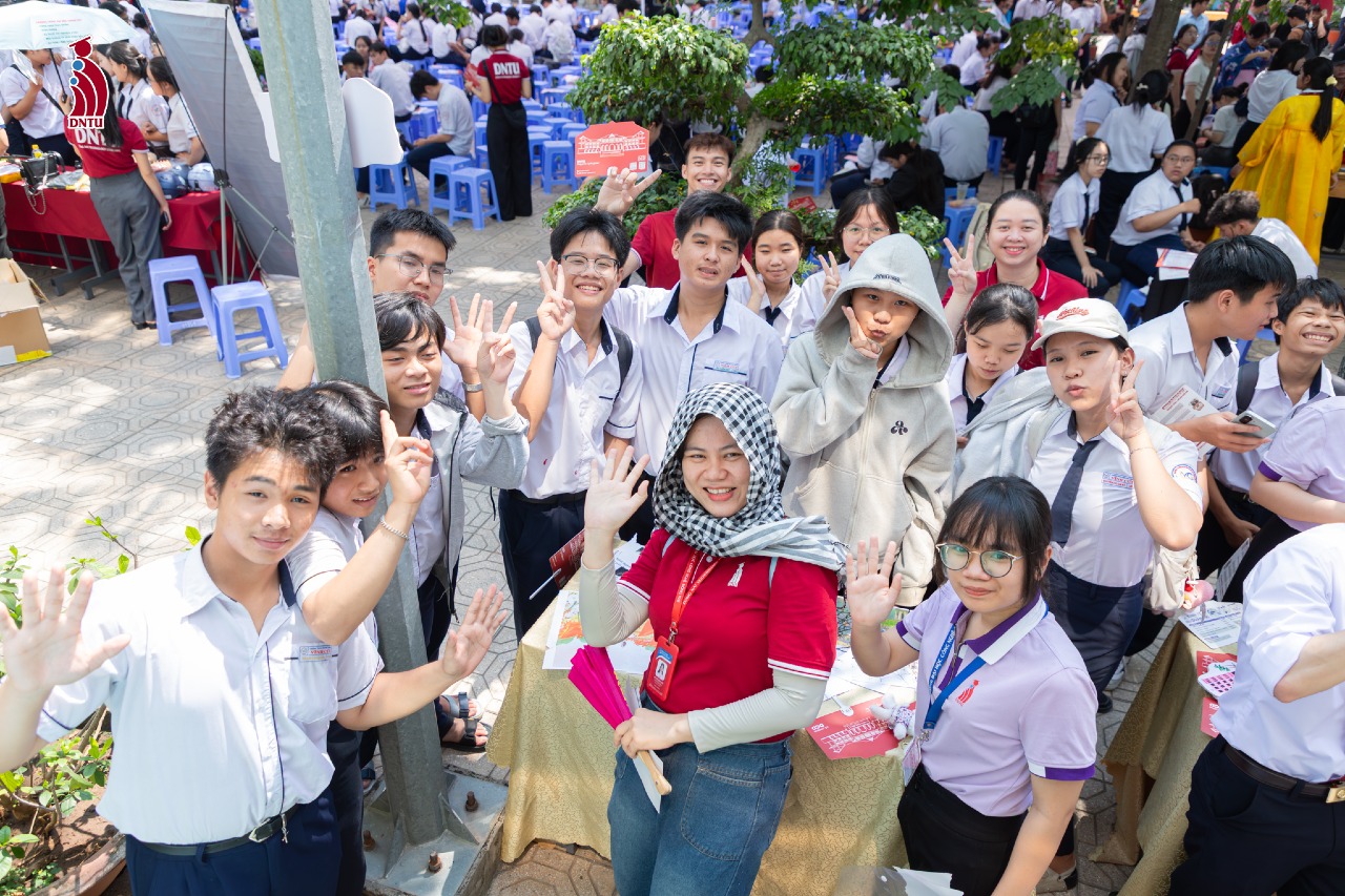 Thử làm "dân kinh tế" tại Ngày hội Ngoại ngữ, STEM/STEAM và AI tại Trường THPT Vĩnh Cửu