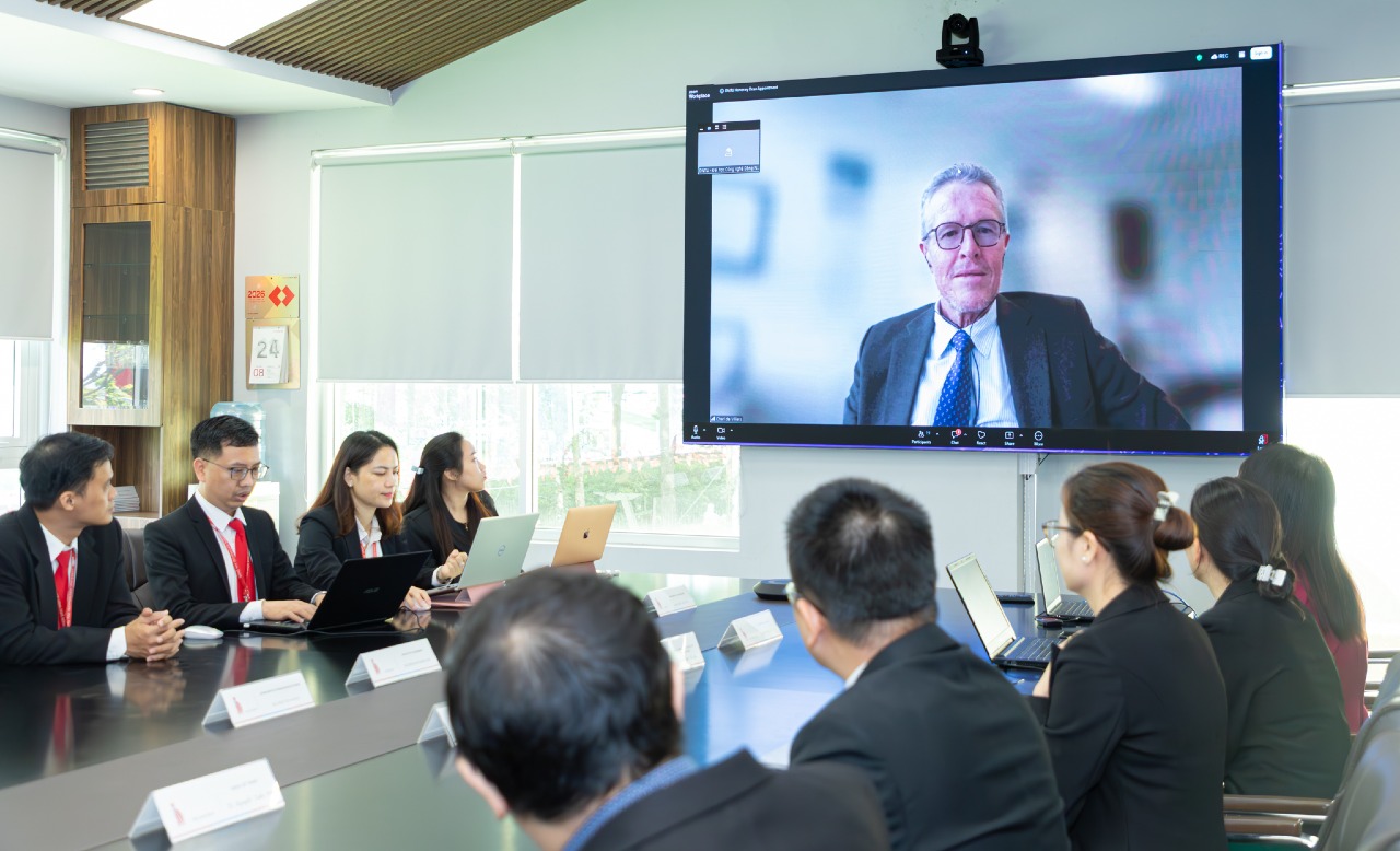 TRƯỜNG ĐẠI HỌC CÔNG NGHỆ ĐỒNG NAI KHẲNG ĐỊNH CHIẾN LƯỢC QUỐC TẾ HÓA VỚI SỰ ĐỒNG HÀNH CỦA GS. CHARL DE VILLIERS – HỌC GIẢ HÀNG ĐẦU THẾ GIỚI