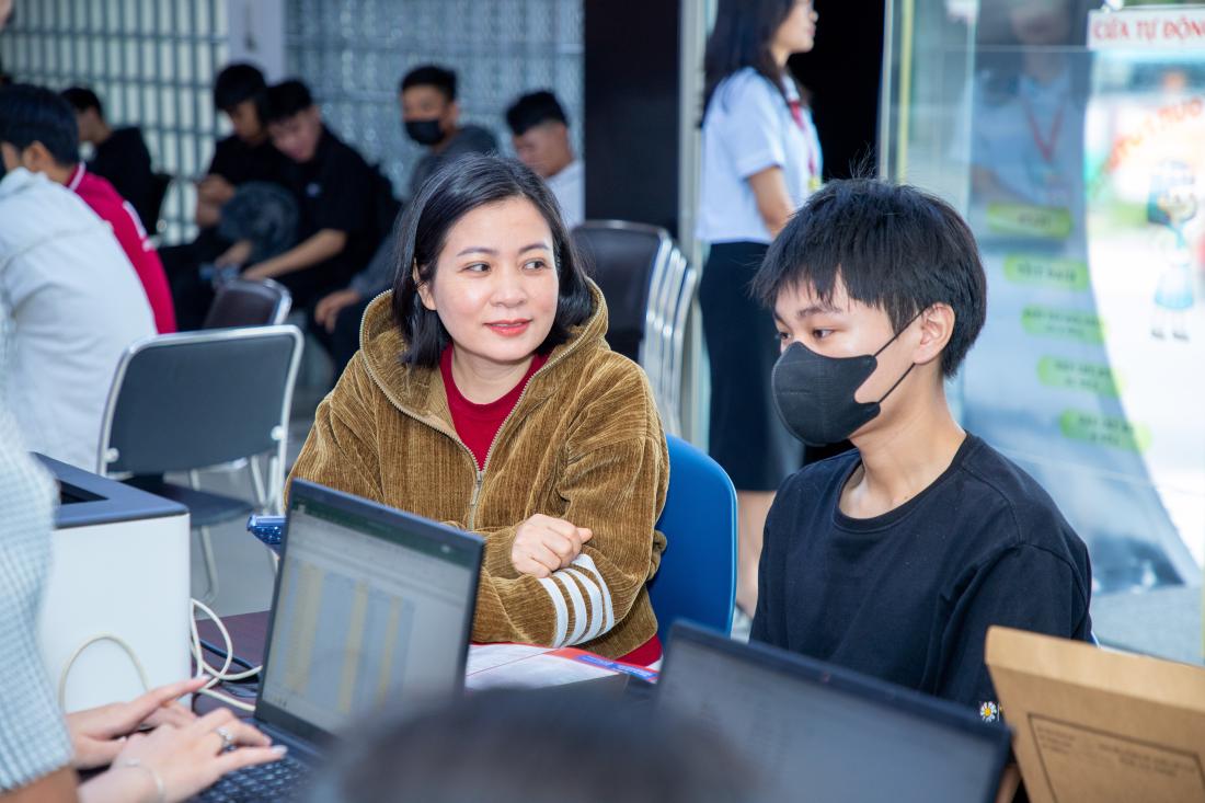Đội ngũ tư vấn DNTU sẽ đồng hành, hướng dẫn thí sinh và phụ huynh trong quá trình làm thủ tục nhập học