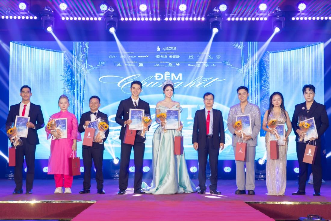 DNTU Aura 2026 trân trọng cảm ơn Hội đồng Ban Giám khảo Đêm Chung kết và Trao giải