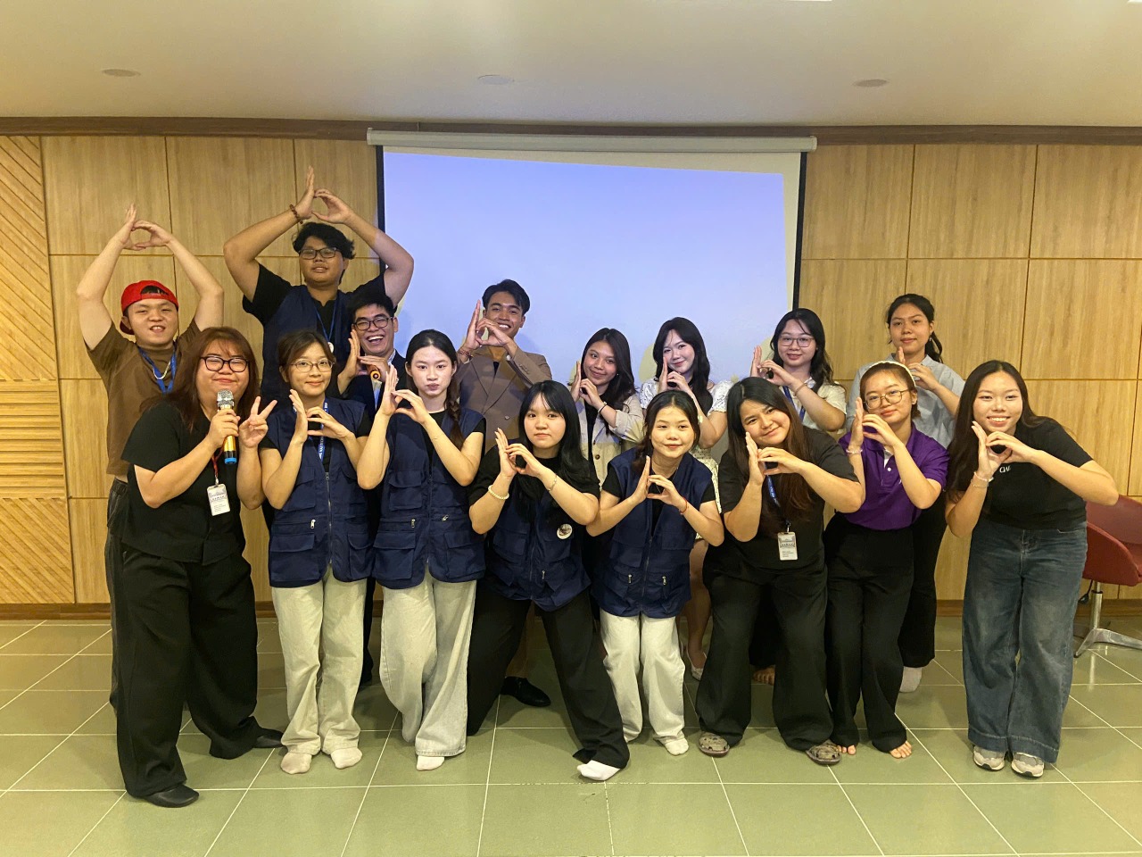 THINK FAST – SPEAK SMART: DNTU MANG ĐẾN KHÔNG GIAN HỌC TẬP QUỐC TẾ GIÚP SINH VIÊN TỰ TIN GIAO TIẾP TIẾNG ANH