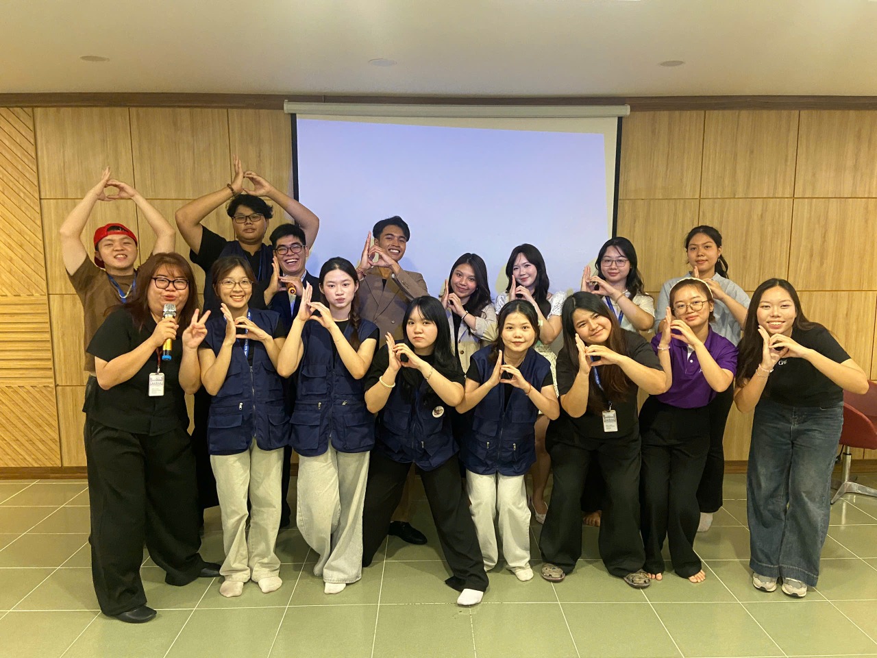 Think Fast – Speak Smart: DNTU Empowers Students to Communicate with Confidence