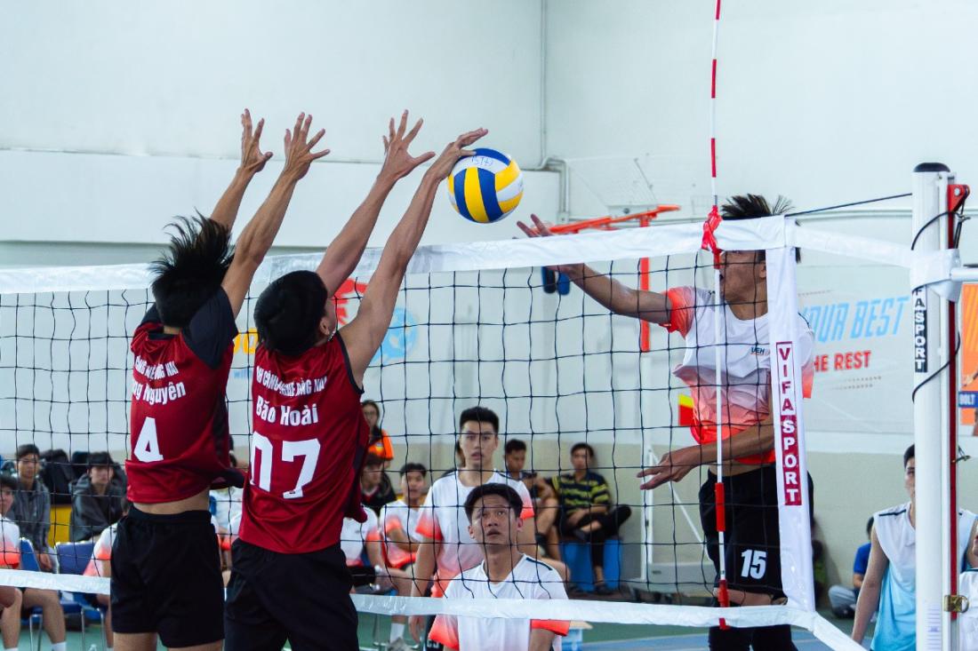DNTU thắng nghẹt thở UEH trong trận ra quân NUC Volleyball 2026