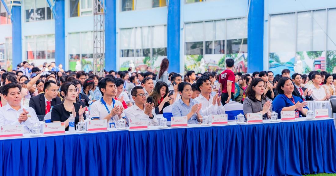 Thị trường lao động không còn ở phía sau cánh cổng trường đại học