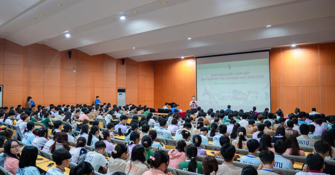 Ban Giám hiệu gặp gỡ, lắng nghe sinh viên tại Ký túc xá Trường Đại học Công nghệ Đồng Nai