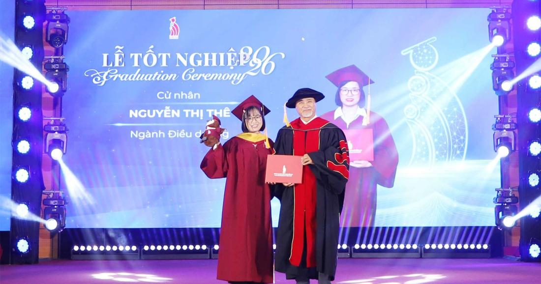 [Báo Đồng Nai đưa tin] Trường đại học Công nghệ Đồng Nai trao bằng tốt nghiệp cho hơn 1,4 ngàn thạc sĩ, kỹ sư, cử nhân